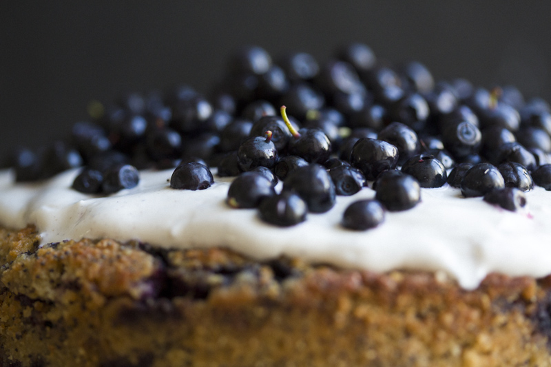 https://greenkitchenstories.com/wp-content/uploads/2012/08/Blueberry_almond_cake_1.jpg